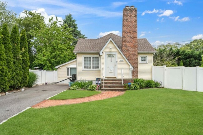 Primary Photo - 306 McCall Ave