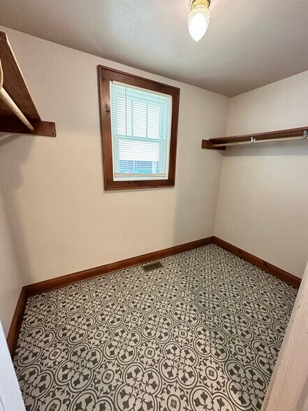 Building Photo - 923 E Hillcrest Dr