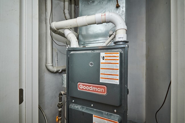 Building Photo - 6330 N Rockwell St