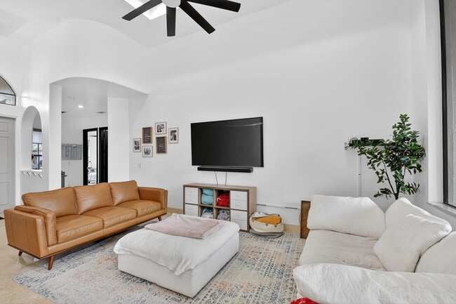 Building Photo - 10337 Trianon Pl