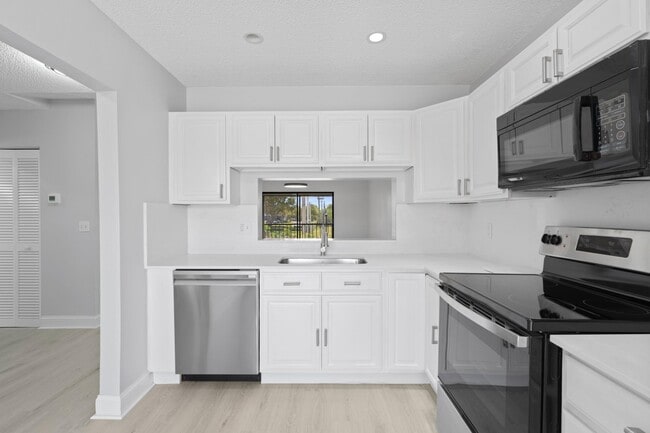 Building Photo - 350 Club Cir