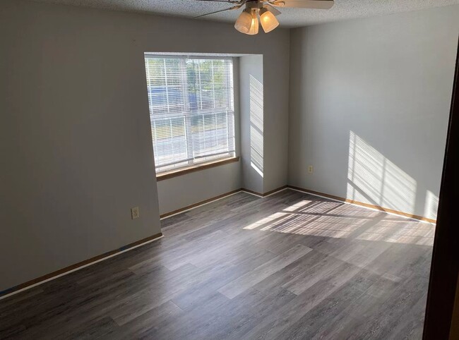 Building Photo - 2 Bedroom / 1.5 Bathroom Townhouse w/ Fenc...
