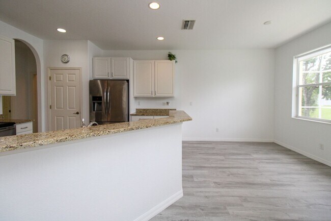 Building Photo - 3-Bed + Den Home With Lake Views & PET FRIENDLY! AVAIL NOW