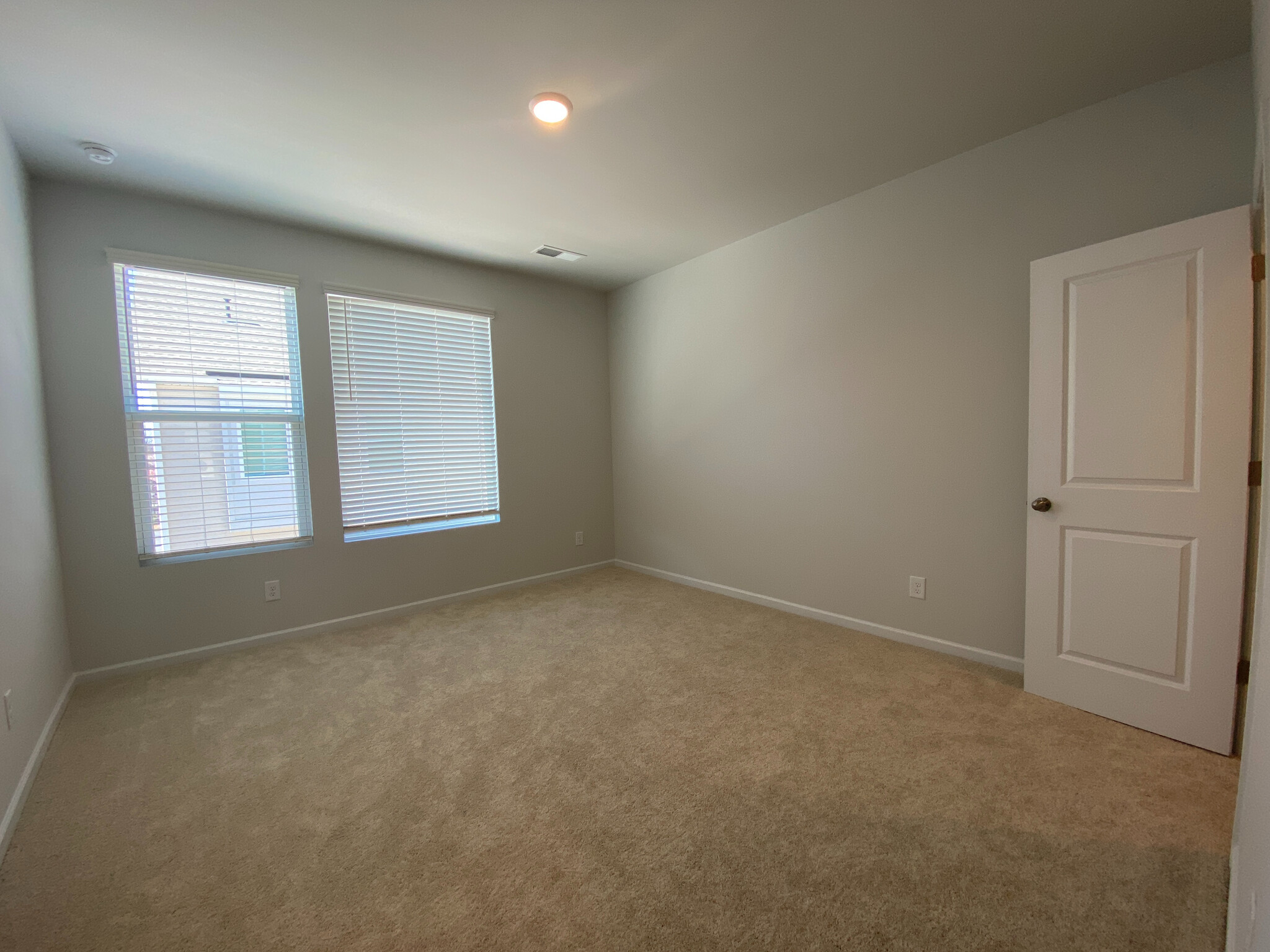 Building Photo - Room in Townhome on Statesville Ave