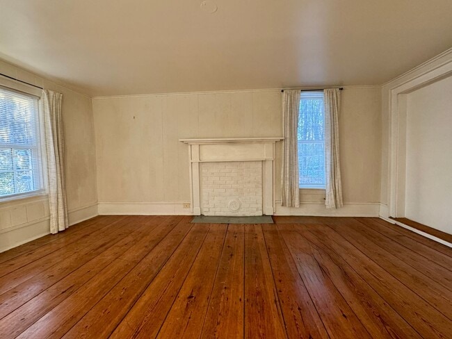 Building Photo - Historic Three Bedroom Home With Ample Outdoor Space - SHORT-TERM LEASE