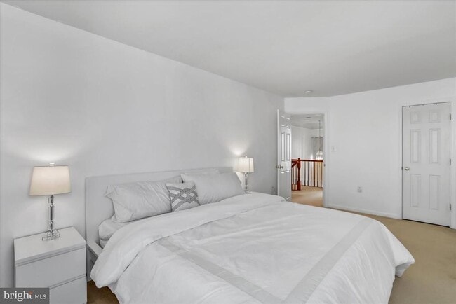 Building Photo - 301 Fontana Cir