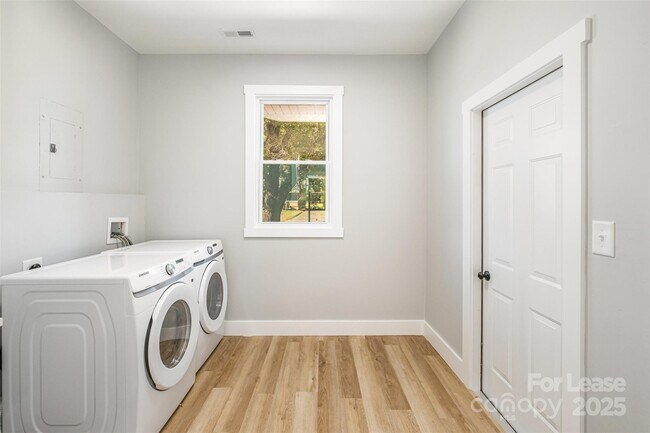 Building Photo - 3208 Clearview Dr