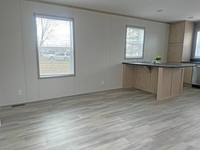 Building Photo - 14876 Washington Rd