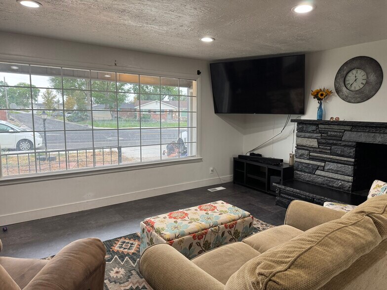 Common space - 883 E Sego Lily Dr