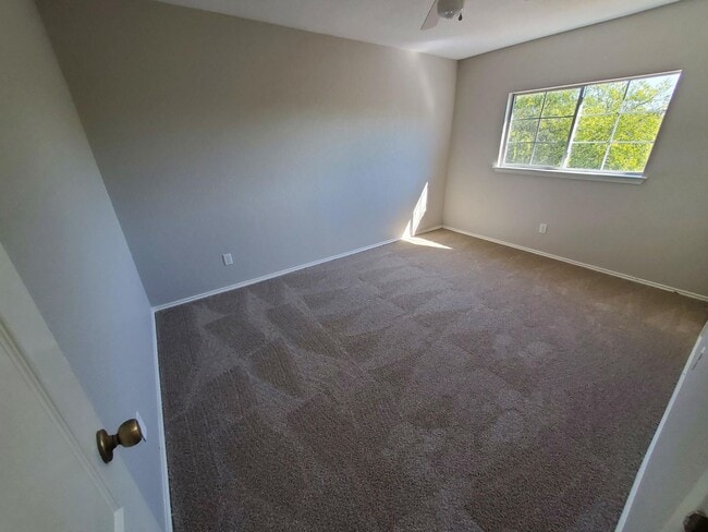 Building Photo - 2606 Sunview Lake
