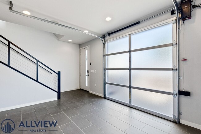 Building Photo - Beautiful three story live/work townhome i...