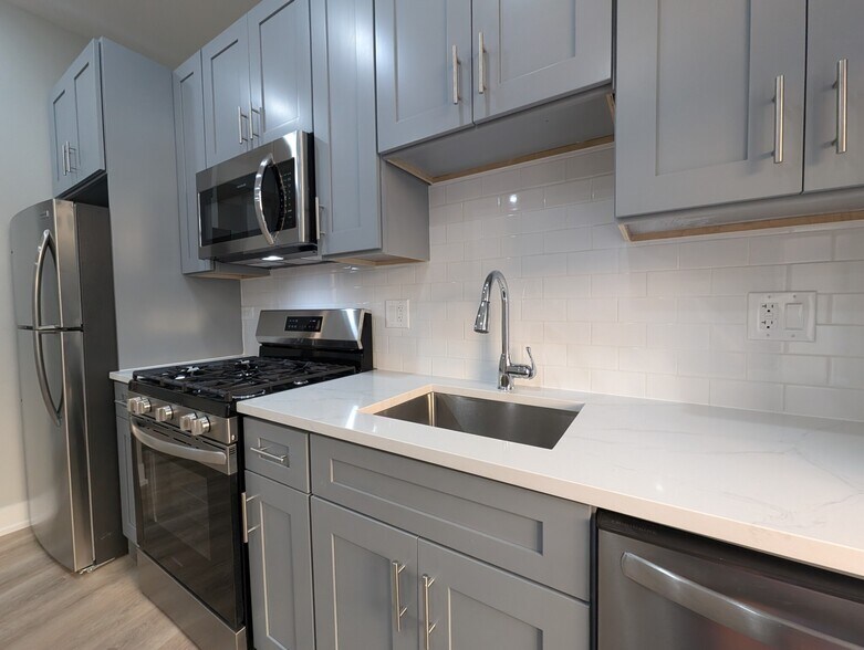 Building Photo - 437 W Belden