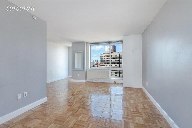 Building Photo - 302 E 96th St