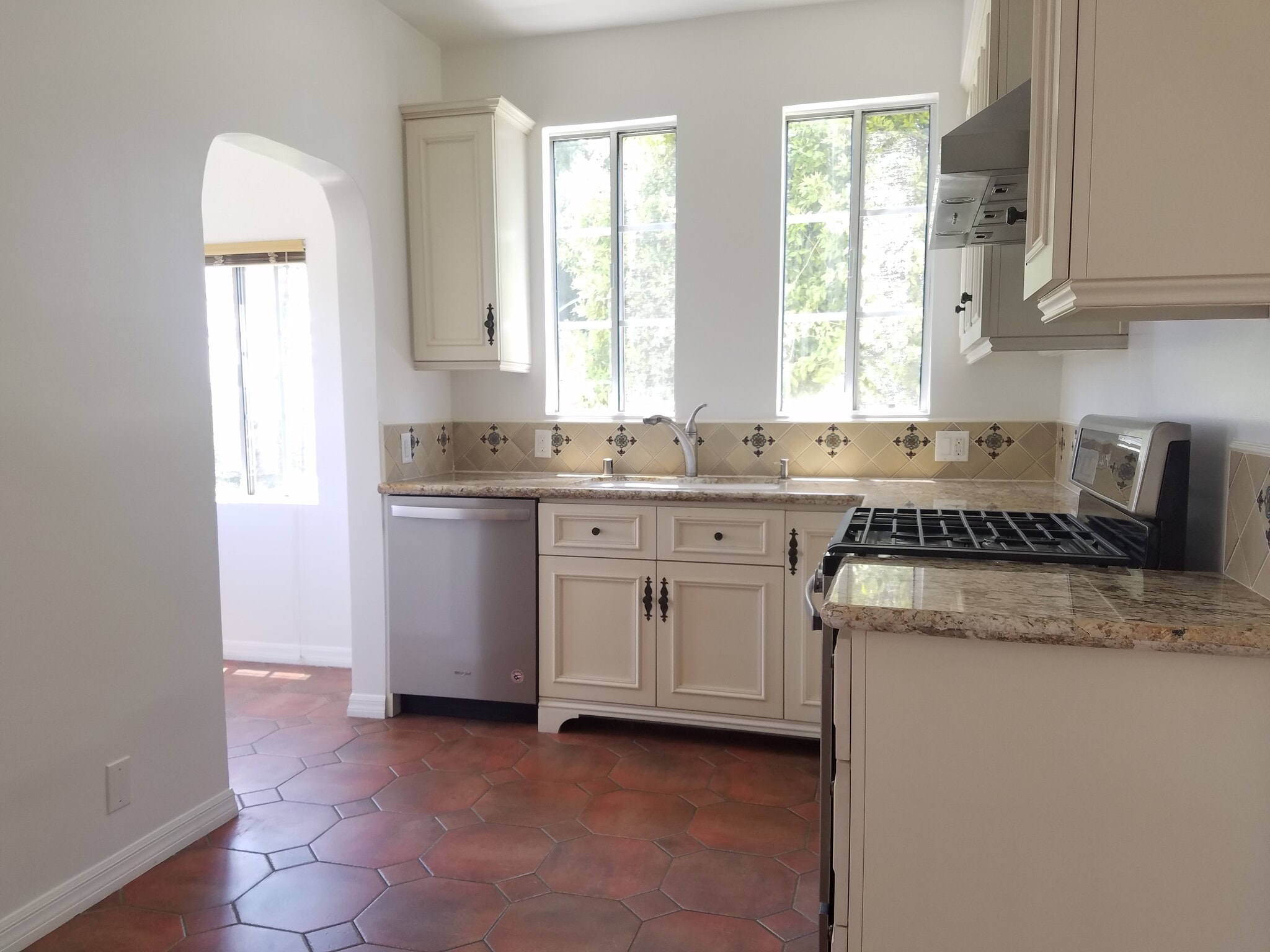 Building Photo - 1602 S Sierra Bonita Ave