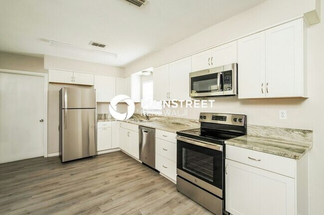 Building Photo - 4 Bedroom Pet-Friendly Home in ORLANDO, FL with Main Street Renewal