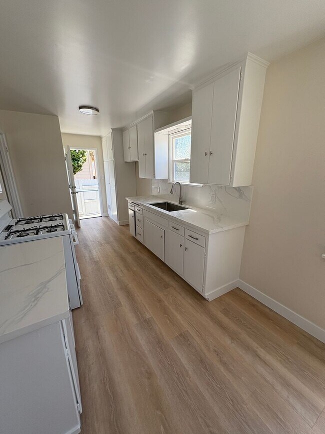 Building Photo - 1+1 Cozy Cottage above Ventura College wit...