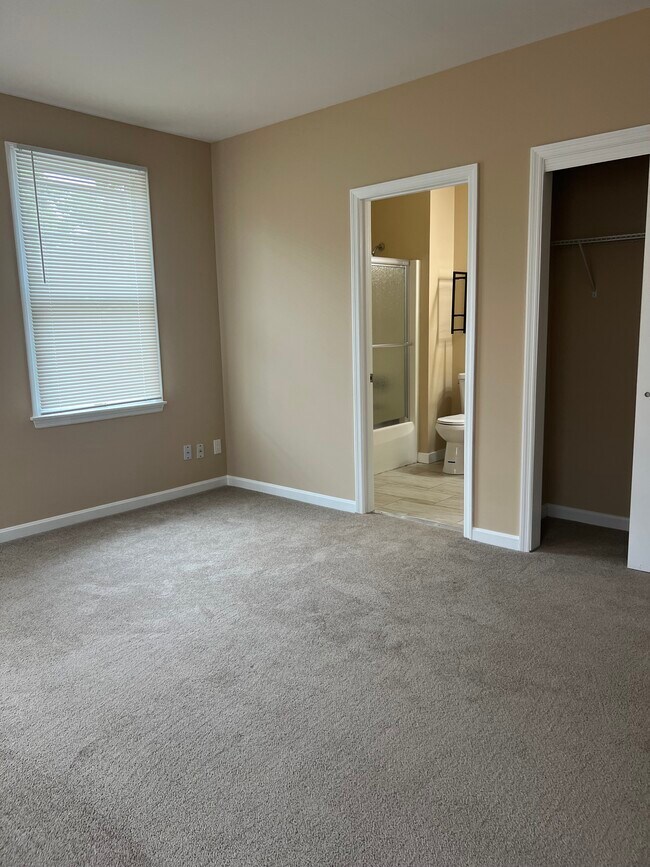 Building Photo - 54 W Sharon Rd