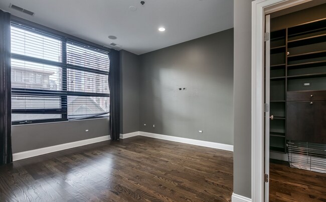 Building Photo - River North Stunning Furnished 2b2b Apartment
