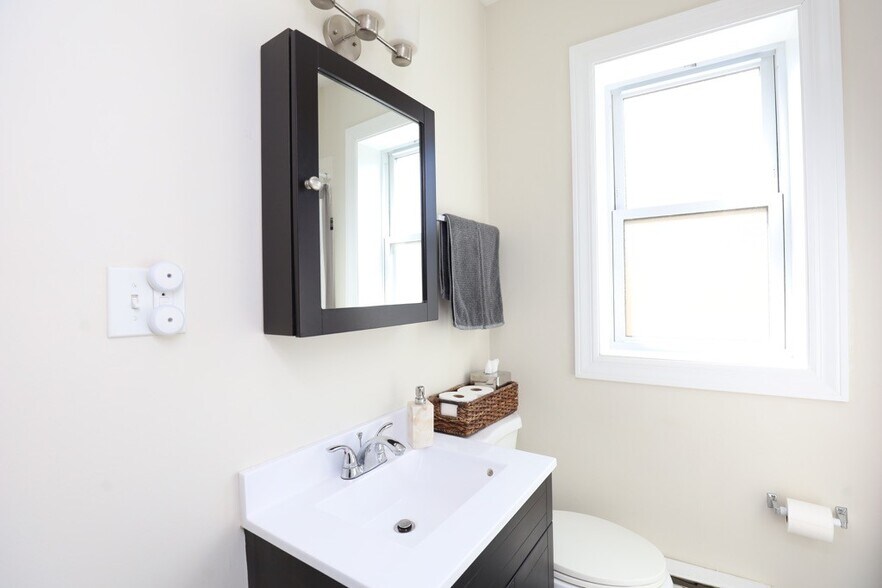 Building Photo - 3823 N Greenview Ave