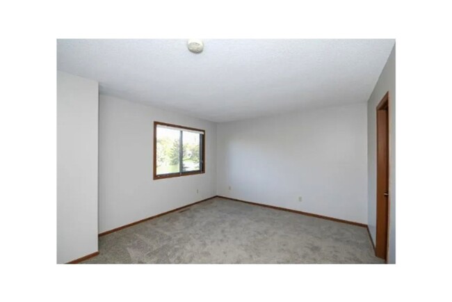 Building Photo - Spacious 2 Bedroom Townhome in Maple Grove!