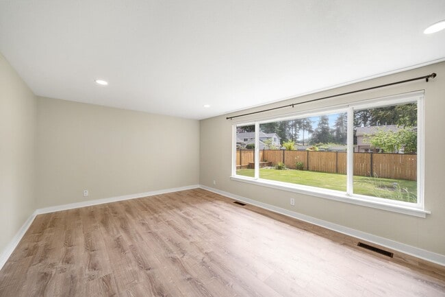 Building Photo - Beautifully updated 3 bed 3 bath Steilacoo...