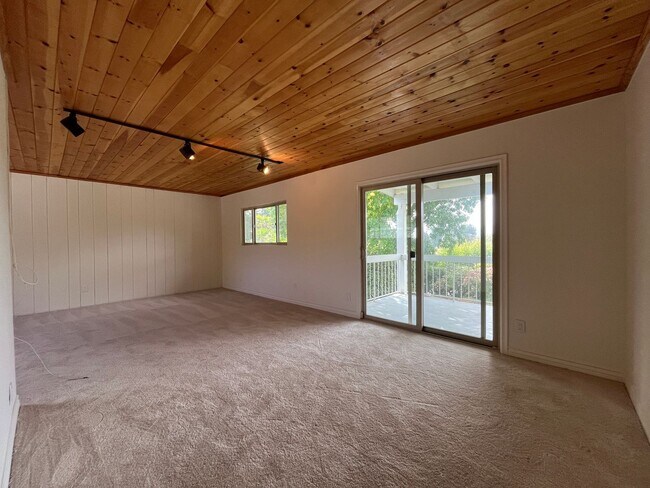 Building Photo - Calabasas 4BR w/pool + spa, views, solar panels + ALL appliances!