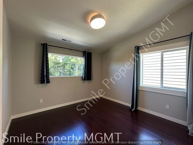 Building Photo - 4524 SE Oakhurst St