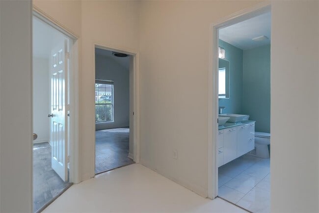 Building Photo - 2210 Zoa Dr