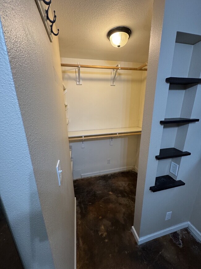 Building Photo - **HALF OFF Third Months Rent** 1 Bedroom in SW Portland - Johns Landing
