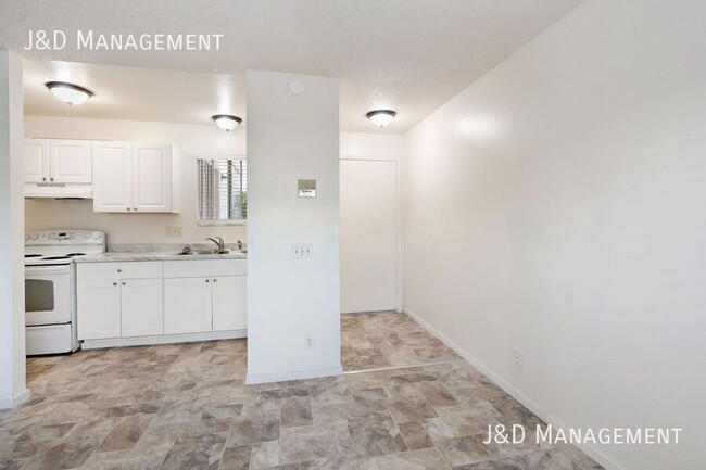 Building Photo - Gorgeous New Remodeled Apartment in North ...