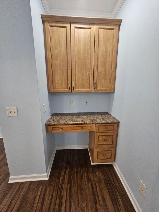 Building Photo - Spacious 4 Bedroom Home in Hampstead