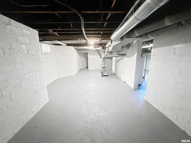 Building Photo - 3 Bedroom Rental in Moline