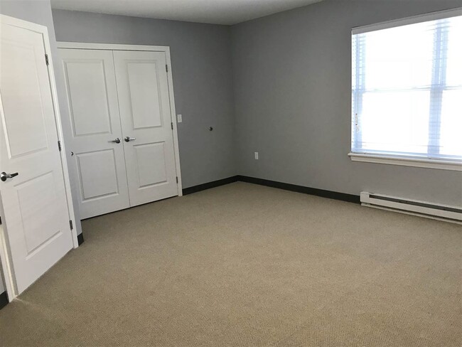 Building Photo - 37 E Ridge Dr