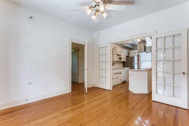 Building Photo - 2-BEDROOM UPSTAIRS DUPLEX OVERLOOKING SAN ...