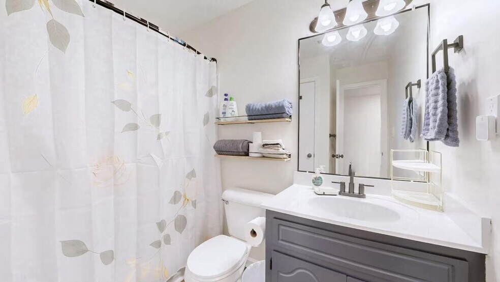 Building Photo - 253 White Oak Rd