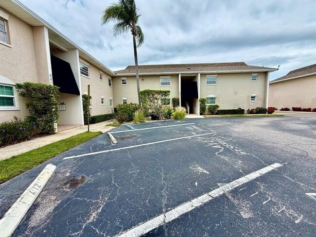 Building Photo - 8801 Bay Pointe Dr