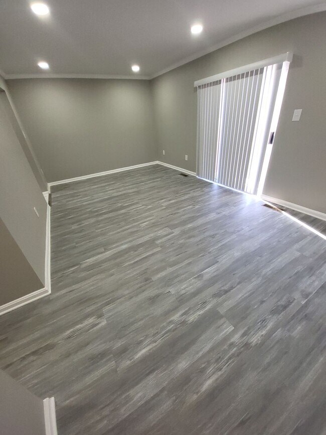 Building Photo - 3Bed 3 Bath Finished Basement!