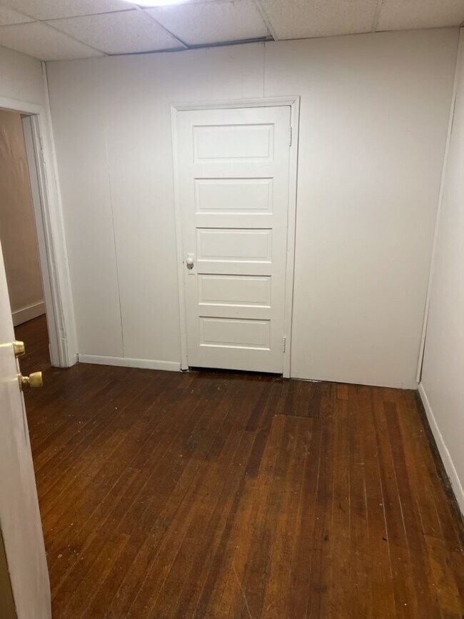 Building Photo - 736 1/2 Massachusetts St