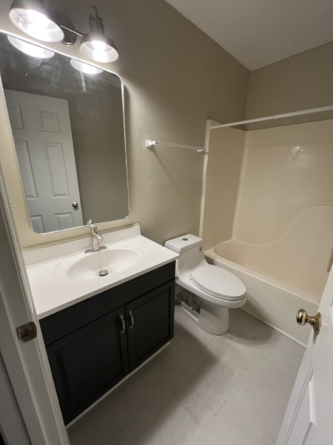 Building Photo - "Charming 2-Bed, 2-Bath Retreat in High Point's Peaceful Ambassador Court!"