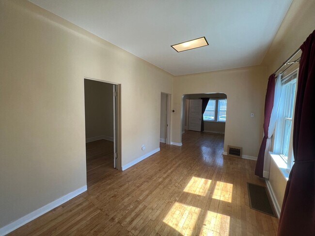 Building Photo - AVAILABLE JUNE - Perfect 2 Bed 1 Bath In Hillside Neighborhood