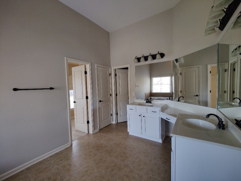 Building Photo - 1650 Bramble Bush Way