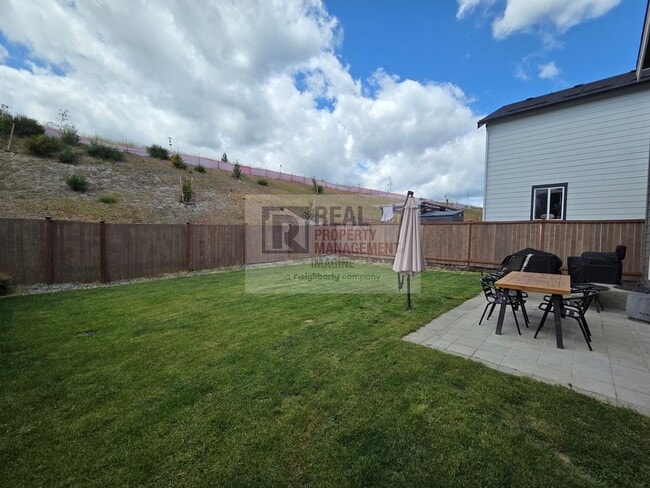 Building Photo - Check Out This Beautiful 4 Bedroom, 2.5 Bath Home!
