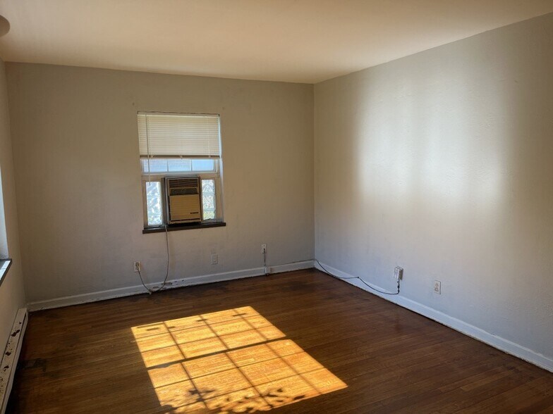 Building Photo - 539 Hadley Ave