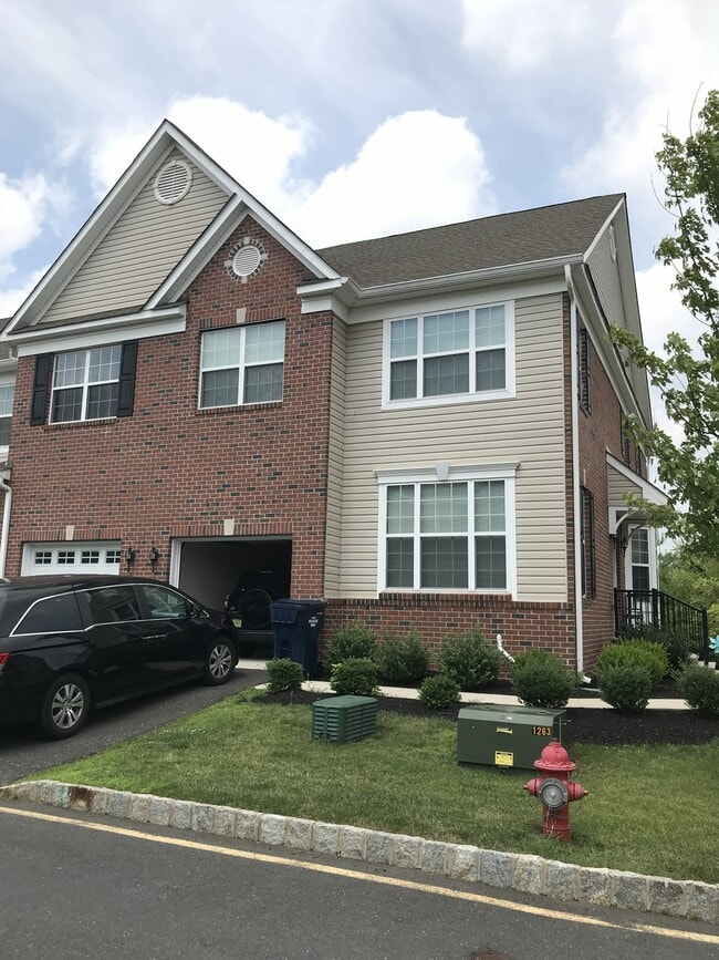 Building Photo - 2315 Berkshire Ln