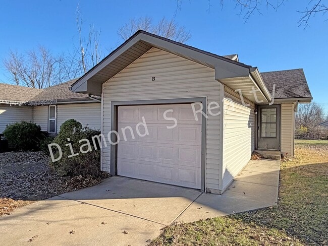 Building Photo - Spacious 2 Bedroom Duplex with Huge Parklike Backyard!