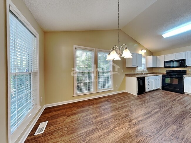 Building Photo - 1004 Moat Ct