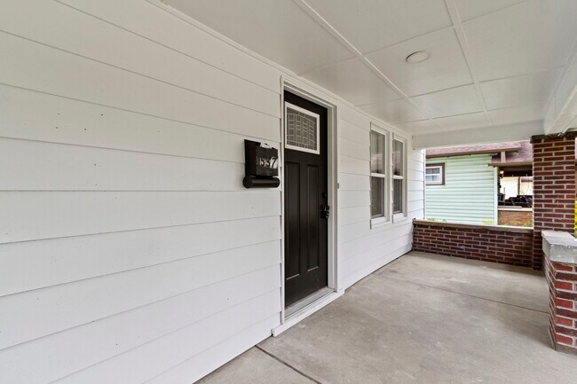 Building Photo - 1537 E Legrande Ave