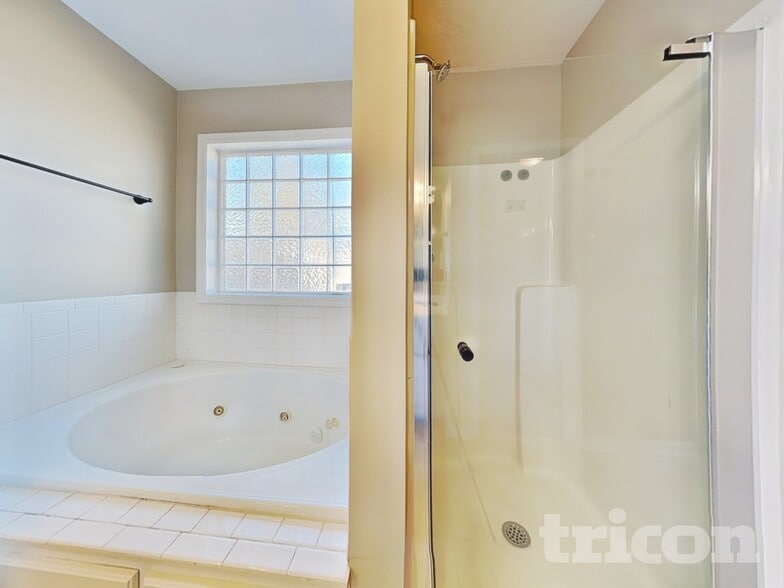 Building Photo - 2002 Dundee Way