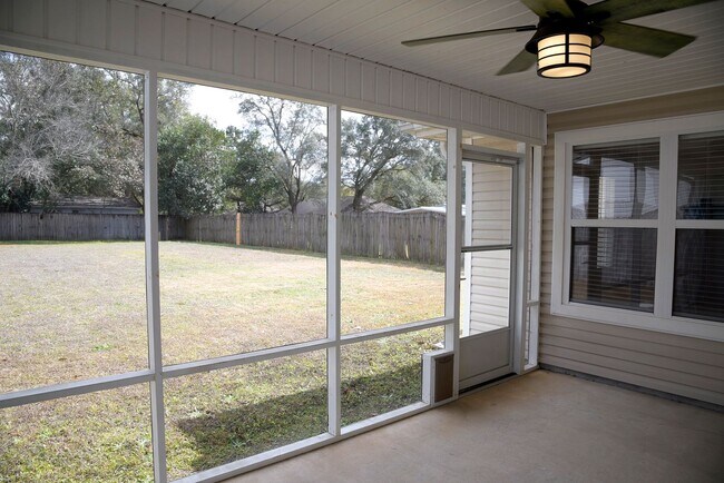 Building Photo - Central Niceville Home with Lawncare Included!