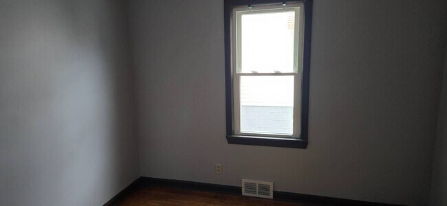 Building Photo - Charming 3 - Bedroom Property in Prime Location